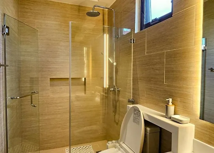Poblacion With Balcony Manila